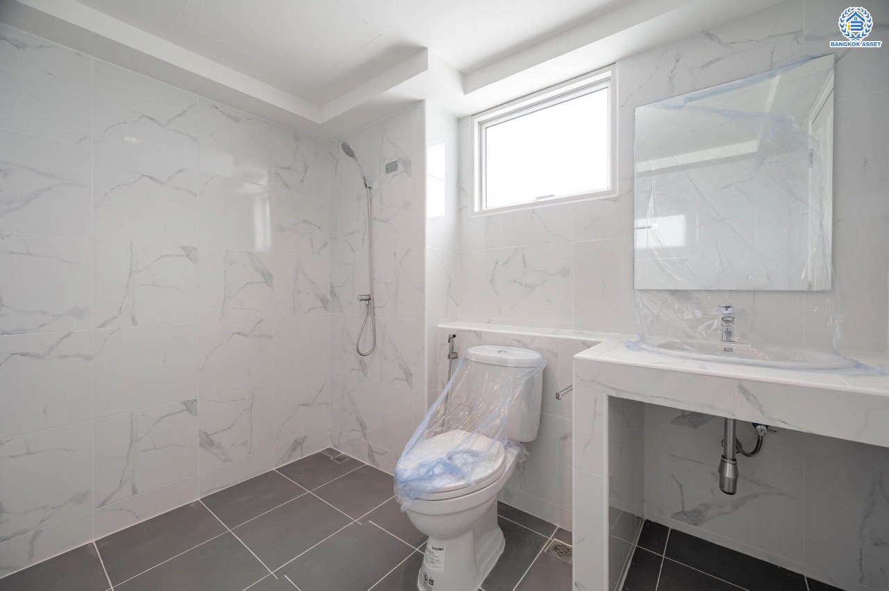 บ้านมือสองตกแต่งใหม่ โครงการ ปริญลักษณ์ วงแหวน-สาทร หลังมุม เนื้อที่ 36.9 ตร.ว. ฟังก์ชัน 3 ห้องนอน 4 ห้องน้ำ 2 ที่จอดรถ ภายในกว้าง พื้นที่ใช้สอยเยอะ บนทำเลเดินทางสะดวก ติดถนนกาญจนาภิเษก เชื่อมต่อถนนเพชรเกษม, ถนนกัลปพฤกษ์ ใกล้รถไฟฟ้าสายสีน้ำเงิน "สถานีหลักสอง"